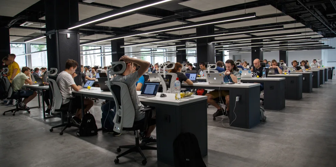 我们致力于打造一个全新、用户友好的体育赛事在线娱乐平台，让您的观赛体验更加沉浸和便捷。 - 雷速